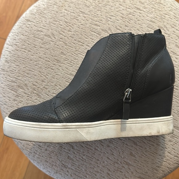 Chic Wedge sneakers black with white wedges. - Picture 3 of 5
